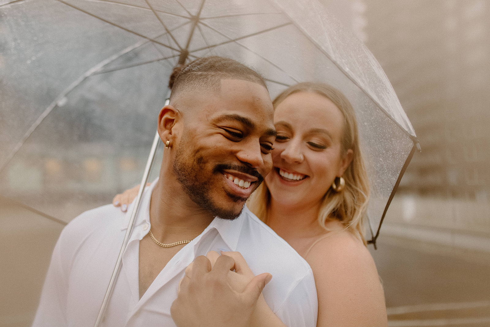 Couples photos in the rain for a rooftop engagement session
