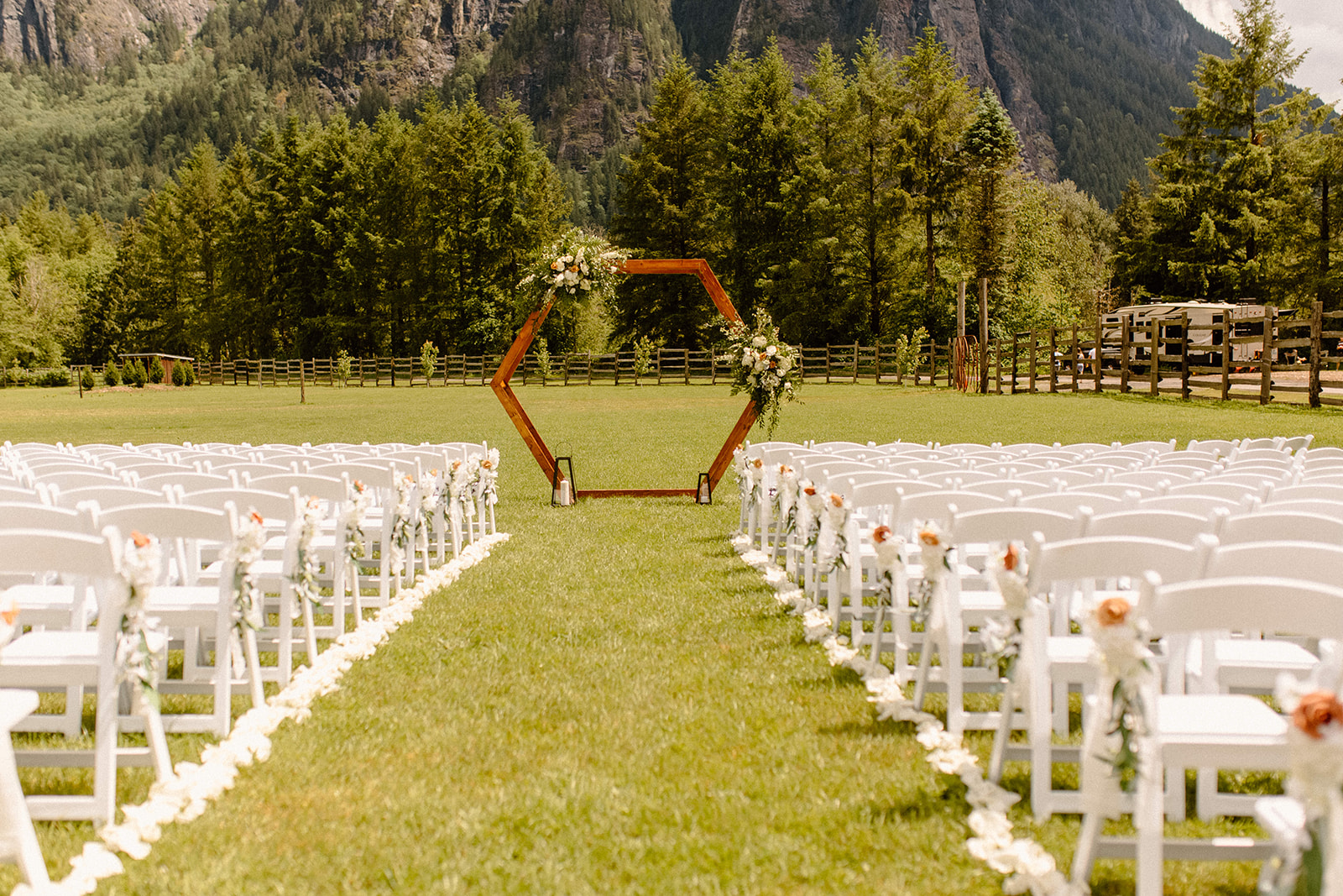 Wedding in Snoqualmie Washington with rustic colors and florals