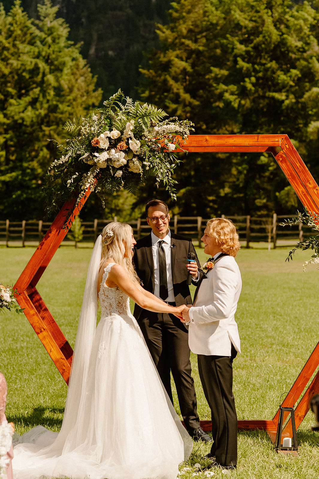 Wedding in Snoqualmie Washington with rustic colors and florals