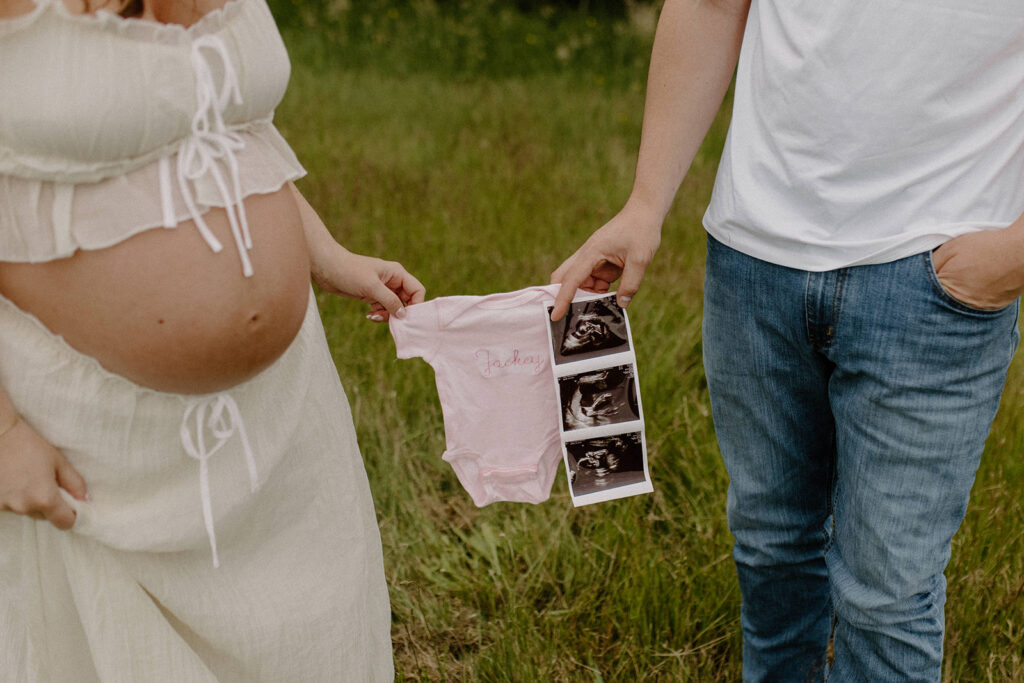 baby announcement photoshoot